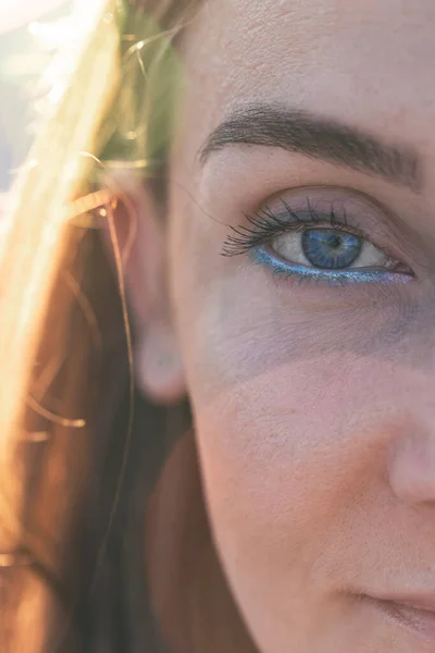 Potret Seorang Wanita Pantai Dengan Eyeliner Biru Latar Belakang Kabur — Stok Foto