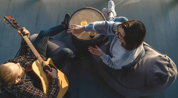 Молодой Человек Играет Гитаре Девушки Вид Сверху Концепция Свиданий Дружба — стоковое фото