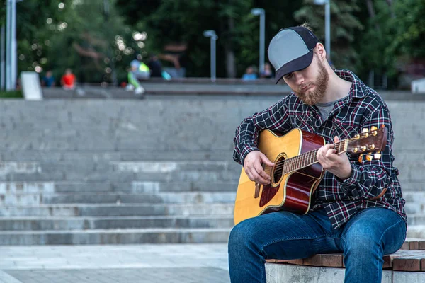 Homme Musicien Rue Avec Une Barbe Bonnet Joue Guitare Acoustique — Photo