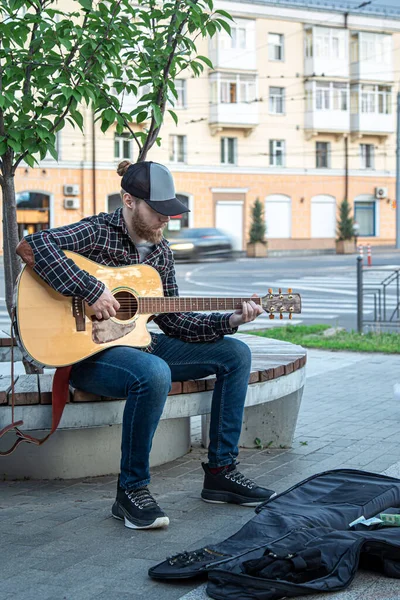 Egy Férfi Utcai Zenész Szakállal Sapkával Akusztikus Gitáron Játszik — Stock Fotó