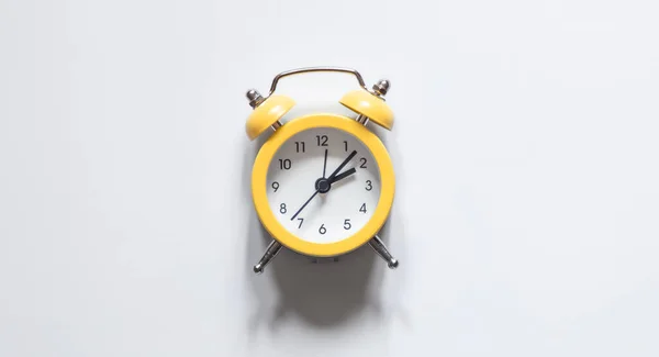 Gelber Wecker Auf Weißem Hintergrund Isoliert Flach Gelegt Zeitkonzept Konzeptioneller — Stockfoto