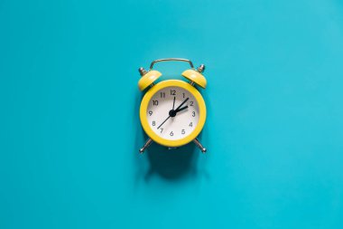 Renkli arka planda sarı alarm saati izole, düz konum, zaman kavramı, kavramsal minimalizm.