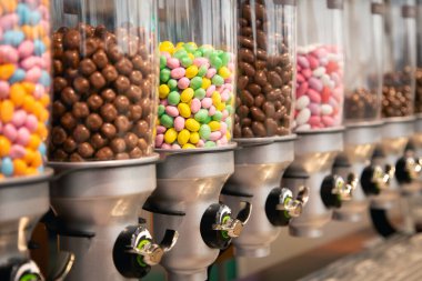 Dükkanda çok renkli şeker ve şeker bulunan şeffaf kaplar, şekerleme, seçici odak.