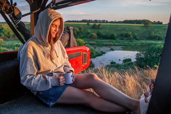 Eine Junge Frau Genießt Den Sonnenuntergang Während Sie Kofferraum Eines — Stockfoto