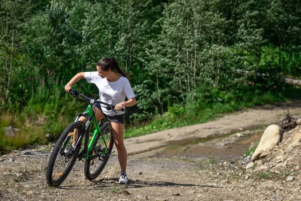 Atletik Genç Kadın Ormanda Dağlık Bir Alanda Bisiklet Sürüyor — Stok fotoğraf