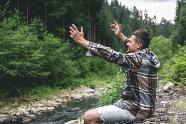 Ein Junger Mann Karierten Hemd Wald Fluss Genießt Die Natur — Stockfoto