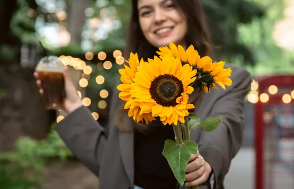 Attractive Young Woman Bouquet Sunflowers Cold Coffee Drink City Blurred — Foto de Stock