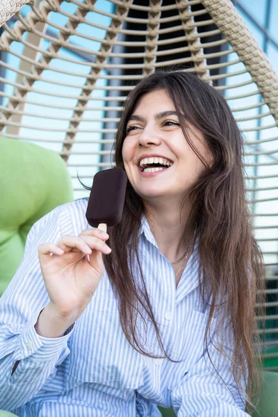 Feliz Joven Con Helado Chocolate Helado Paleta Helado Una Hamaca — Foto de Stock