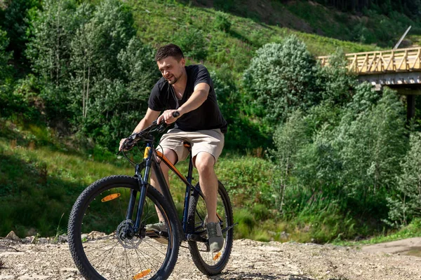 Hombre Monta Bicicleta Una Zona Montañosa Bosque Naturaleza Caluroso Día —  Fotos de Stock