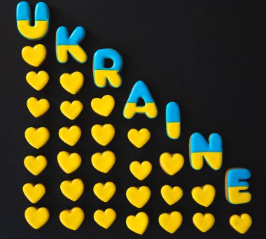 Siyah arka planda Ukrayna kelimesi, el yapımı zencefilli çörekten yapılmış, savaş konsepti yok, düz yatıyordu..
