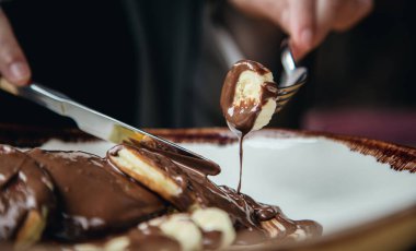 Yakın plan, kahvaltıda sıcak çikolata ve muzlu leziz krepler..