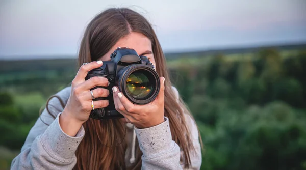 Young Woman Photographer Professional Camera Takes Photo Nature Close — Foto Stock