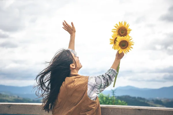 Woman Bouquet Sunflowers Nature Mountains Copy Space — Stok fotoğraf