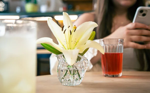 Close Lily Flower Vase Table Cafe Decor Detail — Foto de Stock