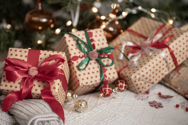 Prachtig Ingepakte Geschenkdozen Onder Kerstboom Close Wintervakantie Concept — Stockfoto