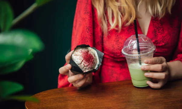 Green Summer Drink Ice Matcha Latte Beautiful Raspberry Cupcake Close — Foto Stock