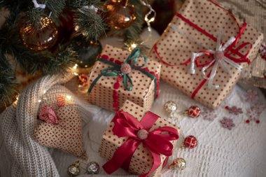 Noel ağacının altında güzelce paketlenmiş hediye kutuları, yakın plan, kış tatili konsepti..