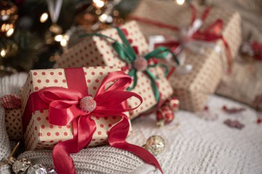 Noel ağacının altında güzelce paketlenmiş hediye kutuları, yakın plan, kış tatili konsepti..