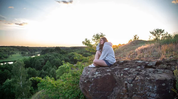 Eine Junge Frau Sitzt Auf Einem Stein Vor Der Kulisse — Stockfoto