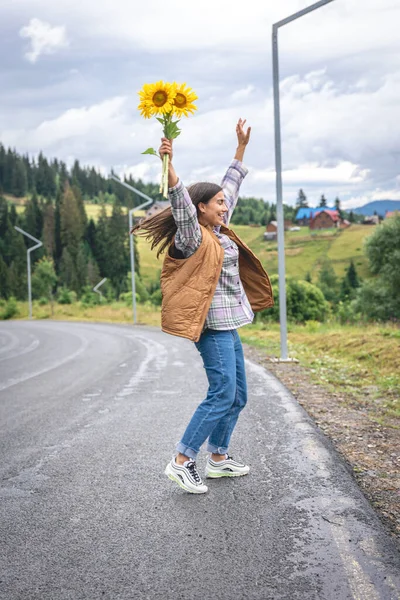 Young Woman Bouquet Sunflowers Walks Paved Road Mountains — Stockfoto
