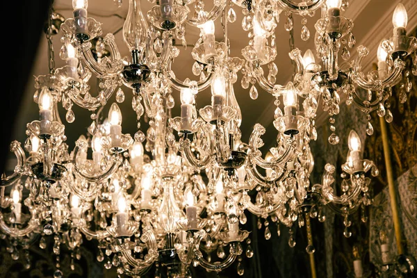 Yakın plan, parıldayan eski bir kristal avize ve birçok detay..