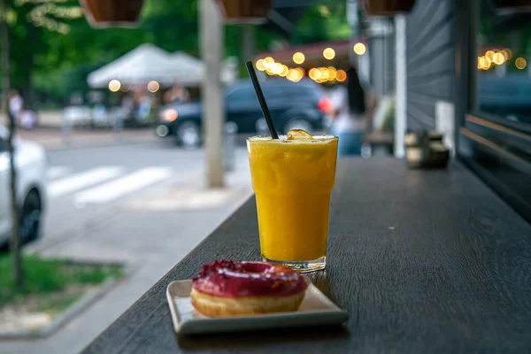 Glass Juice Donut Blurred City Background Bokeh Delicious Dessert Summer — Foto Stock