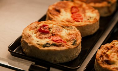 Sebzeli ve etli küçük poğaçalar, kafenin vitrininde meyveli börekler..