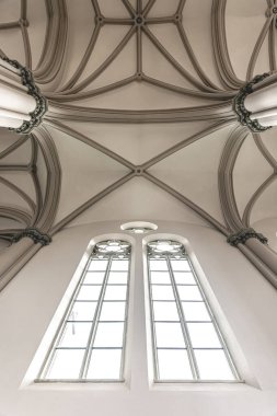 Kilisenin parlak iç mekanı vitray pencereli, geniş pencereli, aşağıdan manzaralı..