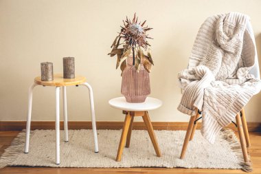 Odanın içinde protea çiçekli ev kompozisyonu, minimalist dekor..