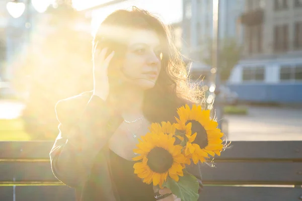 Young Woman Bouquet Sunflowers Sun Sunset City — 图库照片