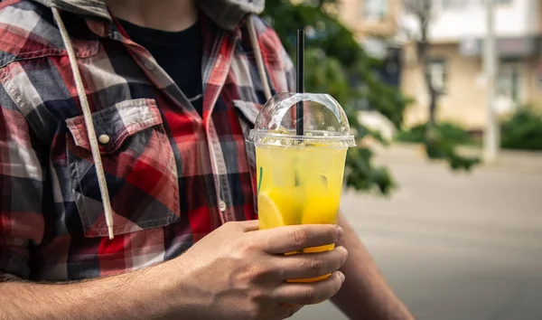 Primer Plano Vaso Limonada Manos Masculinas Concepto Bebidas Refrescantes Verano — Foto de Stock