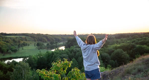 Young Woman Backdrop Forest Landscape Mountainous Area Viewed Back — Stockfoto