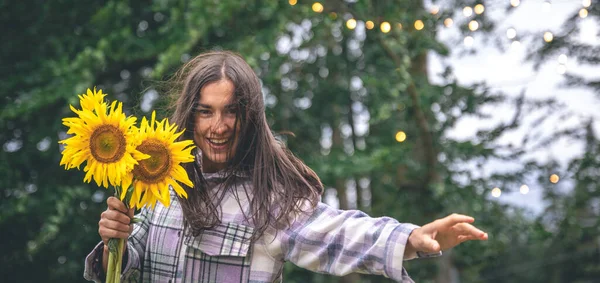 Eine Junge Frau Mit Einem Strauß Sonnenblumen Auf Verschwommenem Hintergrund — Stockfoto