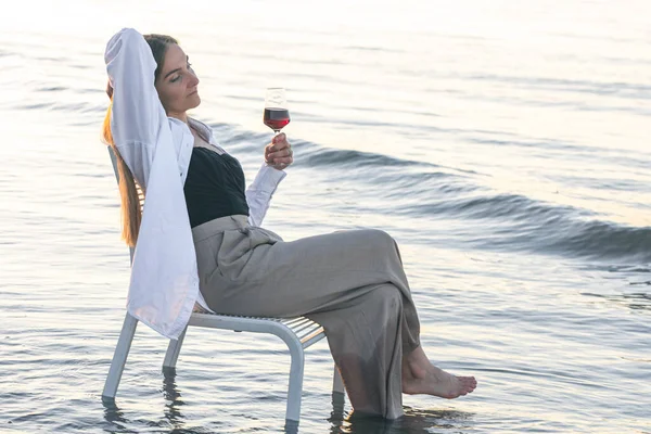 Beautiful Woman Glass Wine Resting Seashore Sitting Chair Sunset — Φωτογραφία Αρχείου