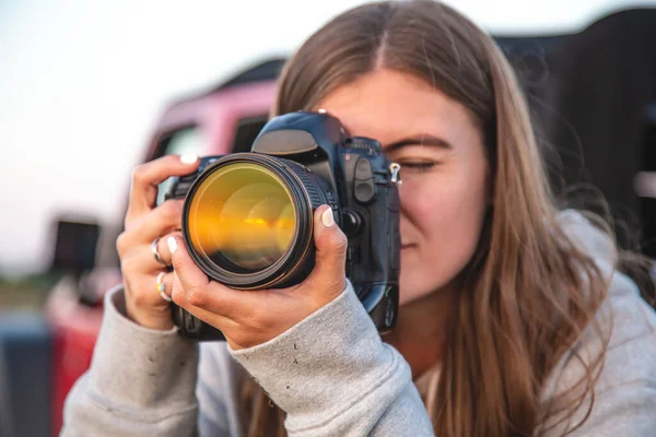 Young Woman Photographer Professional Camera Takes Photo Nature Close — Foto Stock