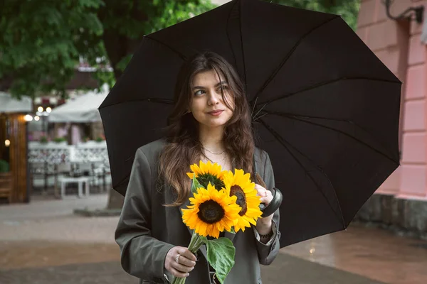 Young Woman Bouquet Bright Yellow Flowers Sunflowers Black Umbrella Rainy — Stockfoto