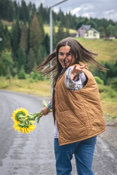 Eine Junge Frau Mit Einem Strauß Sonnenblumen Geht Eine Asphaltierte — Stockfoto