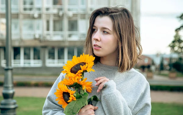 Thoughtful Young Woman Bouquet Sunflowers City Copy Space — Fotografie, imagine de stoc