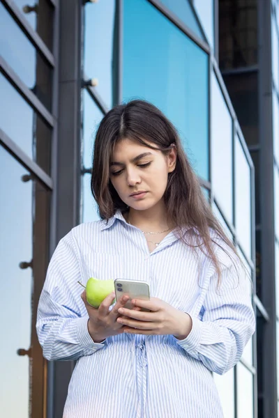 Young Woman Holding Apple Using Smartphone Concept Business Healthy Snack — Foto de Stock