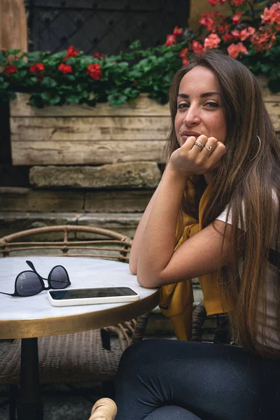 Young Woman Smartphone Sunglasses Cafe Terrace Waiting — Fotografie, imagine de stoc