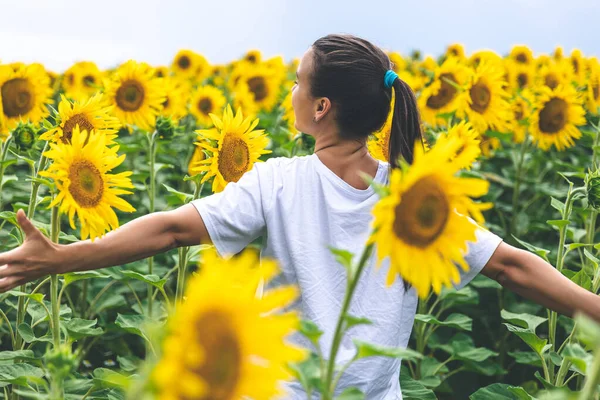 Young Woman Field Many Sunflowers View Back Concept Summer Freedom — Fotografia de Stock