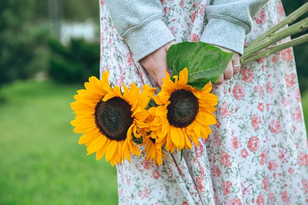 Close Bouquet Sunflowers Female Hands Blurred Background City — Stockfoto