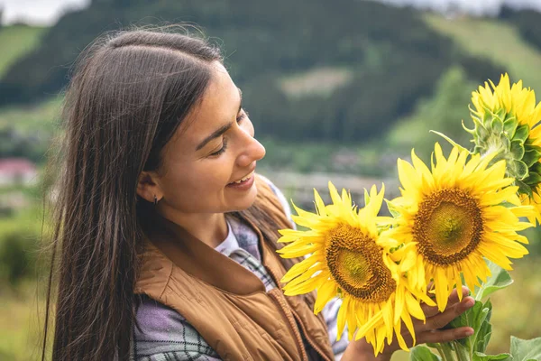 Eine Junge Frau Mit Einem Strauß Sonnenblumen Der Natur Den — Stockfoto