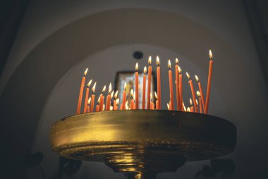 Yakın plan, tapınaktaki mumlar bulanık arkaplan, din ve inanç kavramı.