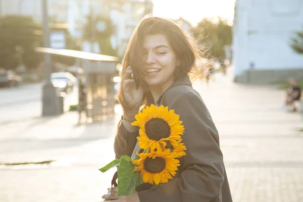Young Business Woman Bouquet Sunflowers Talking Phone Sunset City — Stockfoto