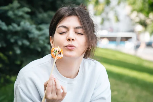 Nahaufnahme Fröhliche Junge Frau Die Sommer Park Sushi Isst — Stockfoto