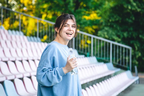 Attractive Cheerful Young Woman Sportswoman Drinks Water Training Outdoors Stadium — Stockfoto