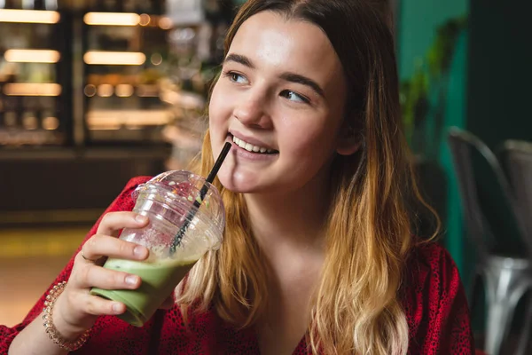 Young Woman Red Dress Cafe Drinks Summer Green Drink Ice — Foto de Stock