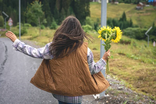 Young Woman Bouquet Sunflowers Nature Mountains Rural Area — Stock Photo, Image