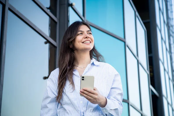 Beautiful Business Young Woman Smartphone Background Glass Building — Foto de Stock